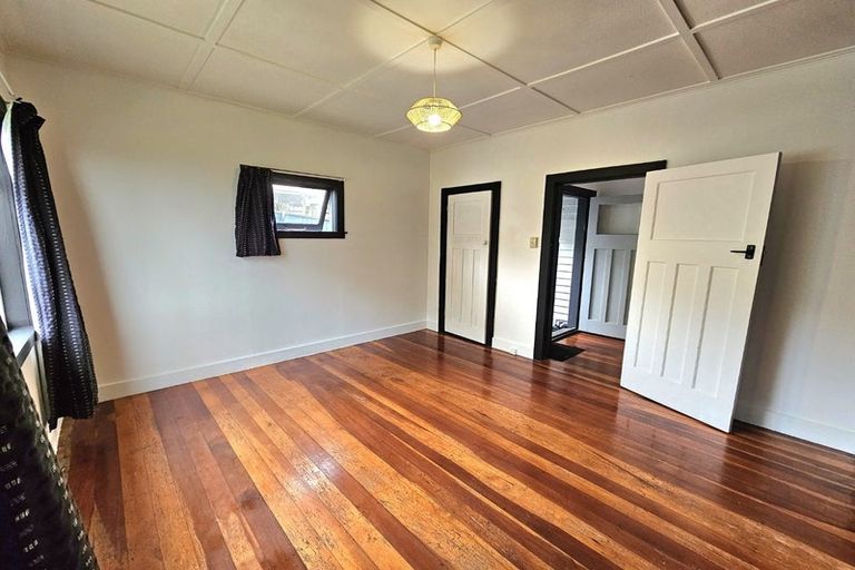 Photo of property in 40 Pioneer Road, Moturoa, New Plymouth, 4310