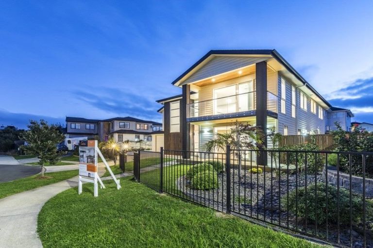 Photo of property in 8 Taraire Place, Orewa, 0931