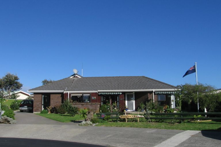 Photo of property in 12 Tobys Way, Waikanae Beach, Waikanae, 5036