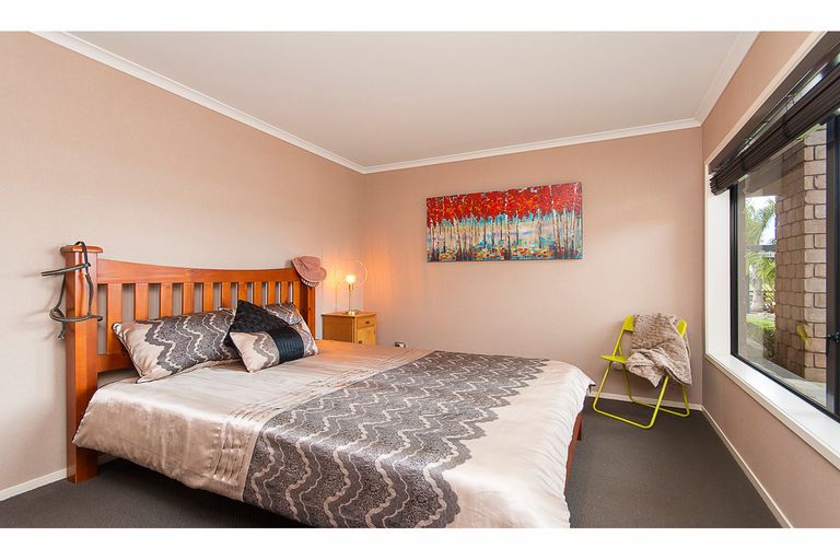 Photo of property in 4 Calderwood Close, Waiuku, 2123