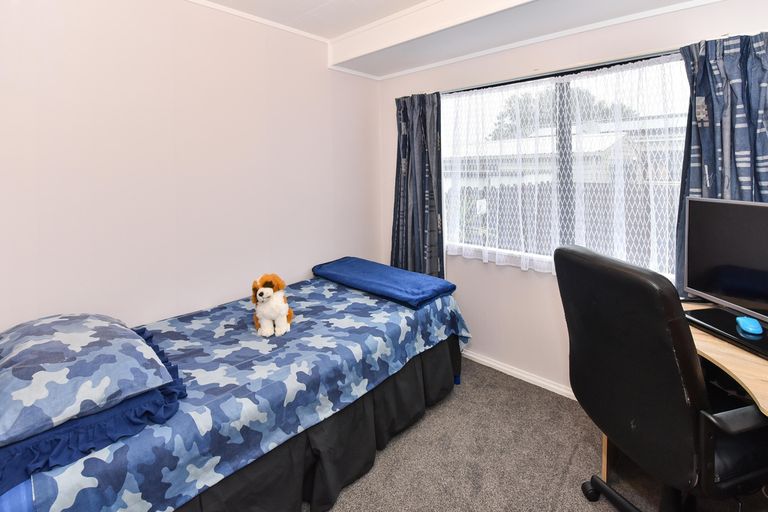 Photo of property in 2/8 Celmisia Place, Weymouth, Auckland, 2103