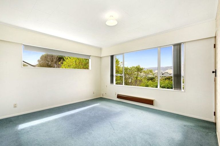 Photo of property in 4 Saint Hildas Glade, Tawa, Wellington, 5028