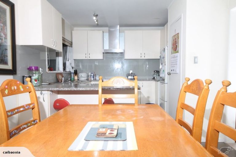 Photo of property in 2 Ganymede Place, Half Moon Bay, Auckland, 2012