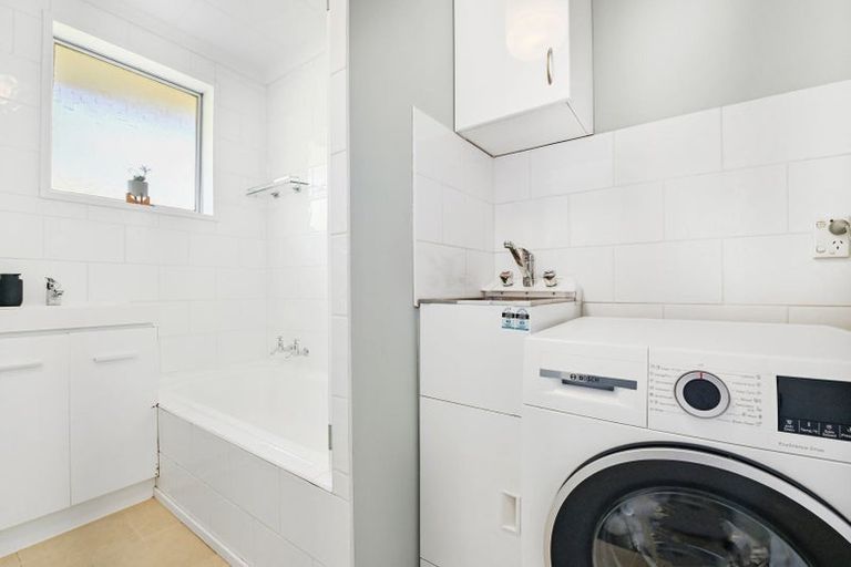 Photo of property in 2/98 Holly Road, St Albans, Christchurch, 8014