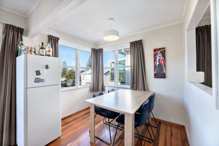 Photo of property in 18 Huruhuru Road, Massey, Auckland, 0614