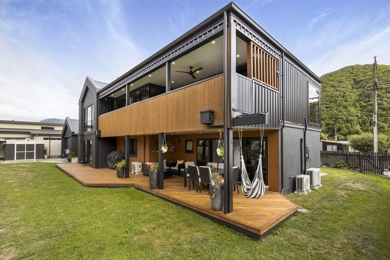 Photo of property in 15 Beach Road, Waikawa, Picton, 7220