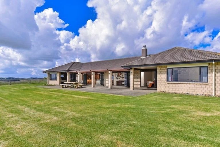 Photo of property in 1880 South Head Road, South Head, Helensville, 0874