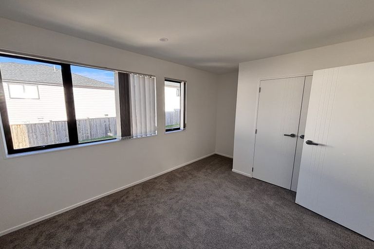 Photo of property in 4/94 Godley Road, Green Bay, Auckland, 0604