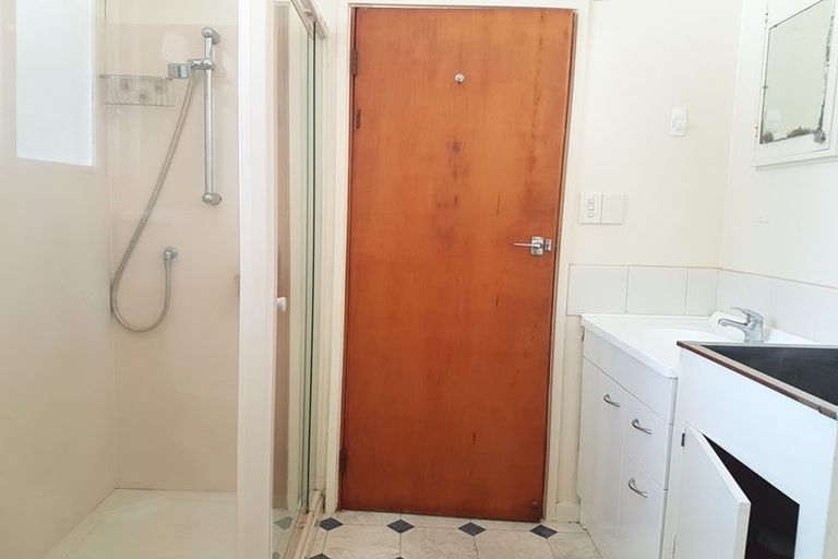 Photo of property in 2/18 Agra Crescent, Khandallah, Wellington, 6035