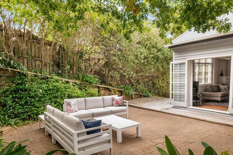 Photo of property in 14 Springtime Crescent, Stanmore Bay, Whangaparaoa, 0932