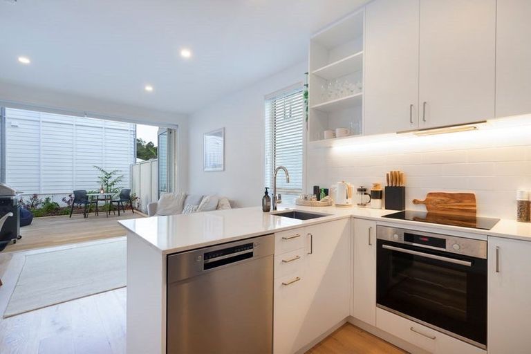 Photo of property in 4 Titoki Close, Matakana, 0985