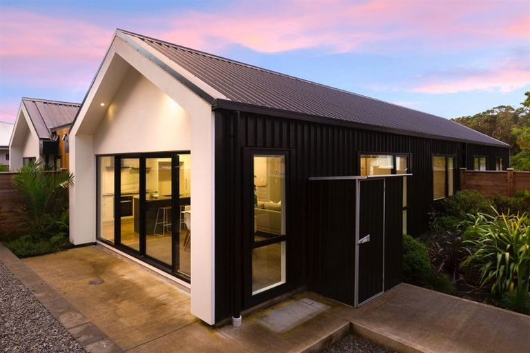 Photo of property in 49a Banks Boulevard, Whitby, Porirua, 5024