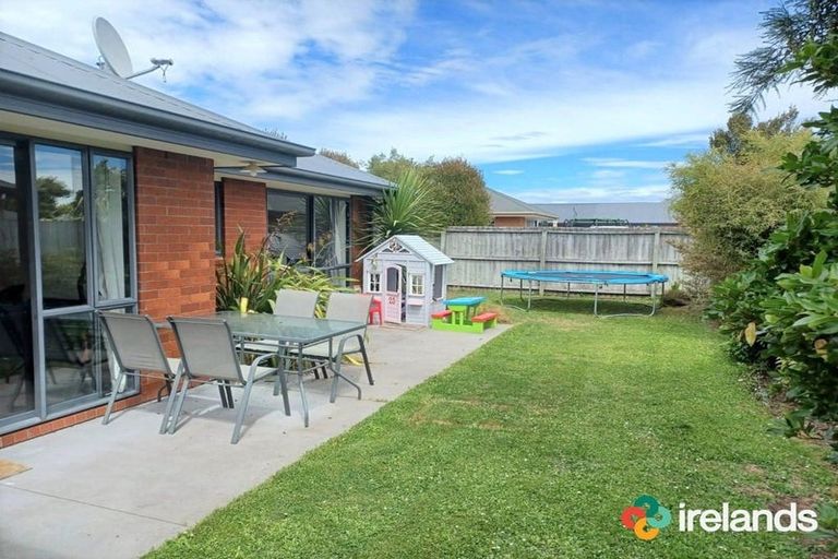 Photo of property in 53 Coolspring Way, Redwood, Christchurch, 8051