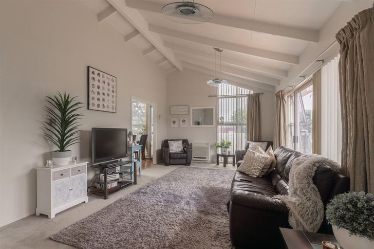 Photo of property in 10 Glen Place, Parklands, Christchurch, 8083