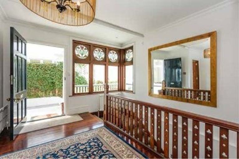 Photo of property in 8a Central Terrace, Kelburn, Wellington, 6012