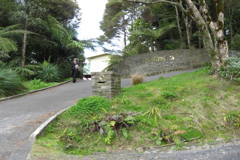 Photo of property in 3 Quinns Road, Waiatarua, Auckland, 0612