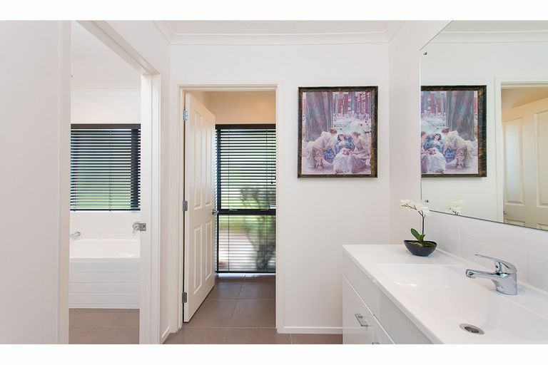 Photo of property in 4 Calderwood Close, Waiuku, 2123