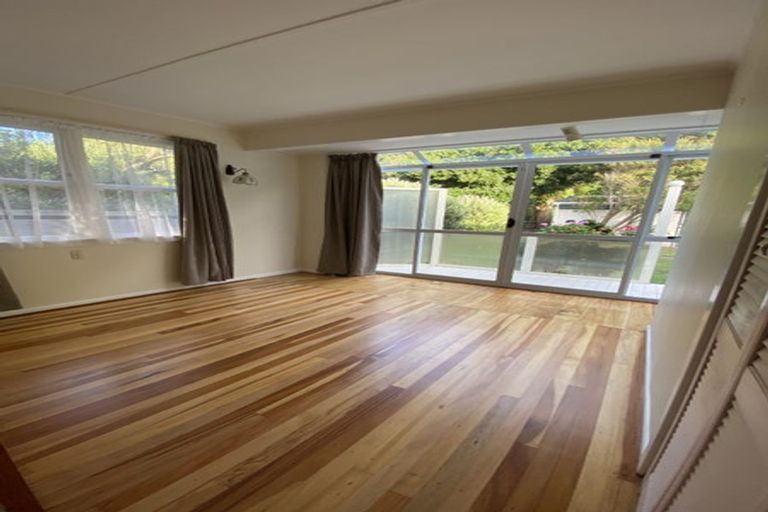 Photo of property in 121 Breaker Bay Road, Breaker Bay, Wellington, 6022