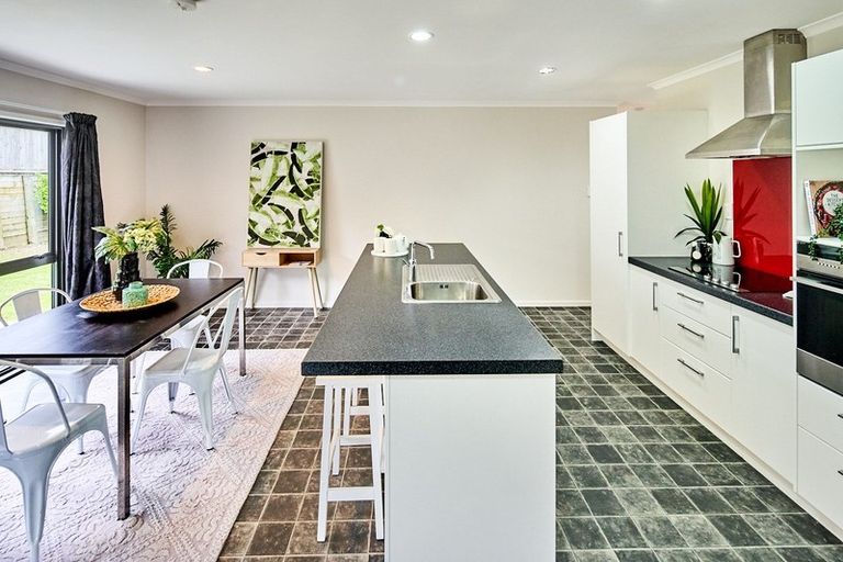 Photo of property in 70 Sunstone Crescent, Timberlea, Upper Hutt, 5018