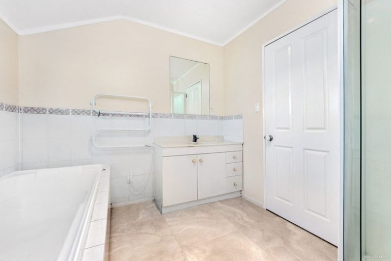 Photo of property in 20 Karetu Road, Greenlane, Auckland, 1051