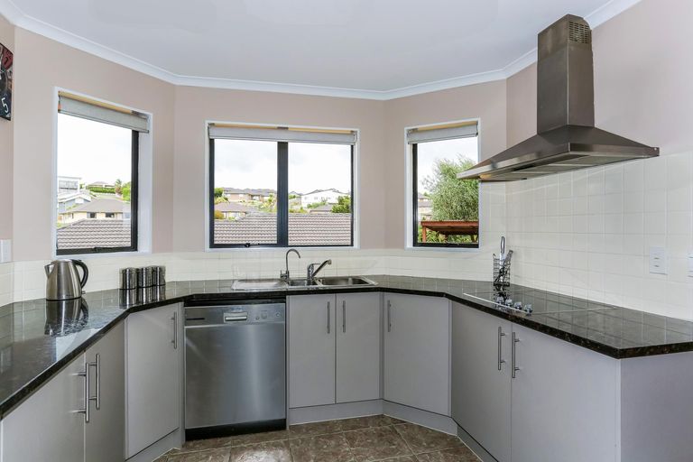 Photo of property in 11 Ina Ville Drive, Pukekohe, 2120