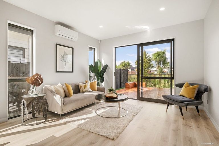 Photo of property in 31 Matahae Crescent, Wainui, 0932