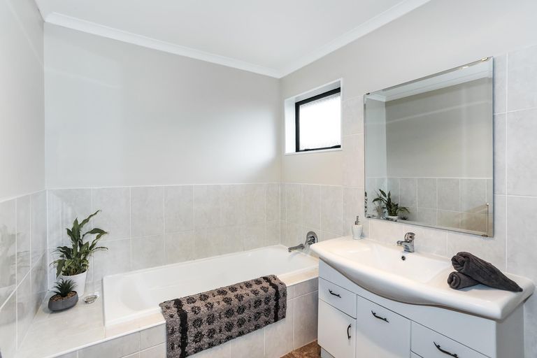 Photo of property in 11 Ina Ville Drive, Pukekohe, 2120