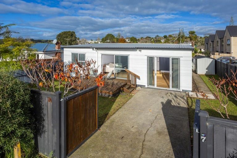 Photo of property in 2/7 Eskdale Road, Birkdale, Auckland, 0626
