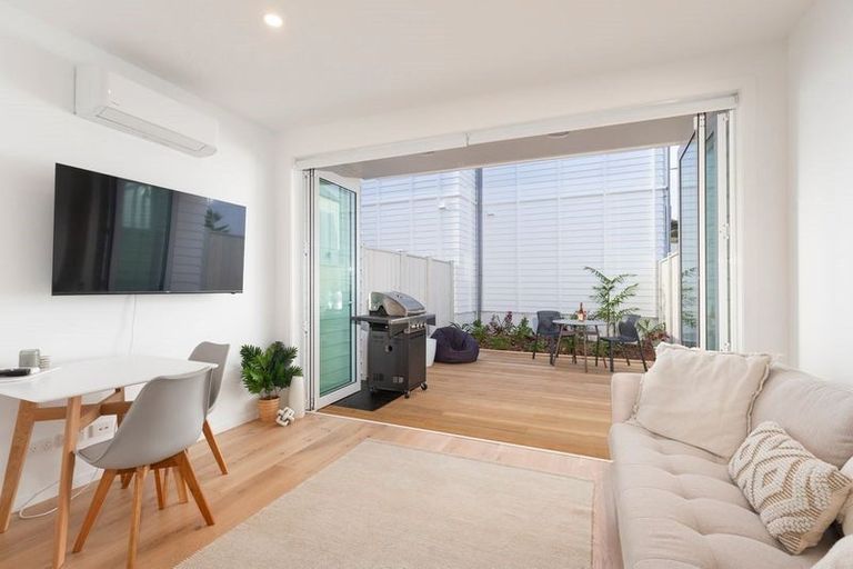 Photo of property in 4 Titoki Close, Matakana, 0985