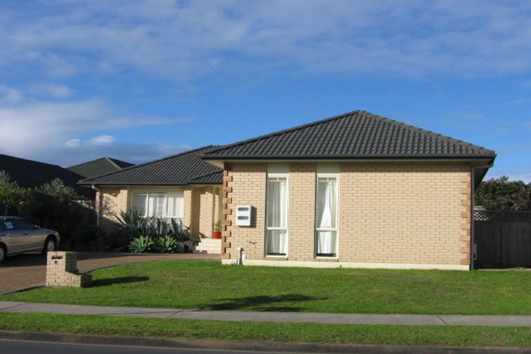 Photo of property in 8 Middlefield Drive, East Tamaki Heights, Auckland, 2016