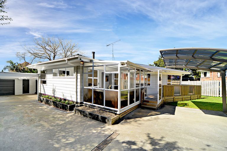 Photo of property in 12 Barnard Place, Manurewa East, Auckland, 2102