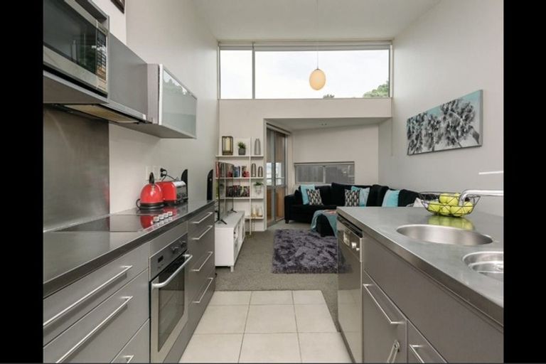 Photo of property in 8/2 Onslow Road, Khandallah, Wellington, 6035