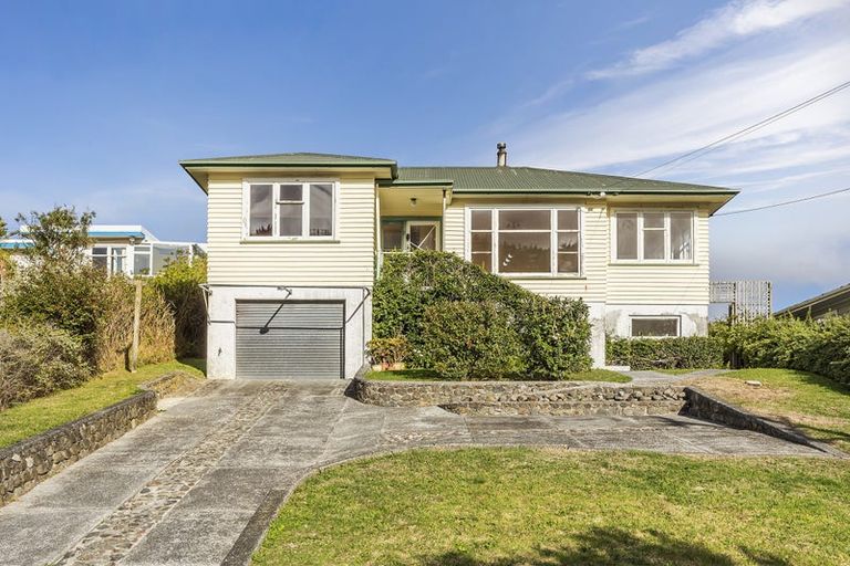 Photo of property in 34 Raroa Terrace, Tawa, Wellington, 5028