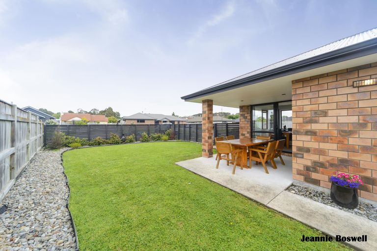 Photo of property in 35 Chestnut Close, Kelvin Grove, Palmerston North, 4414