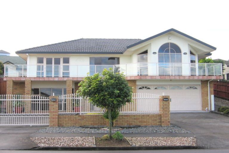 Photo of property in 24 Ribbonwood Crescent, Goodwood Heights, Auckland, 2105