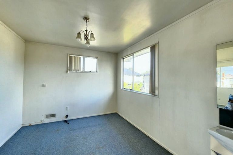 Photo of property in 5 Alan Avenue, Henderson, Auckland, 0610