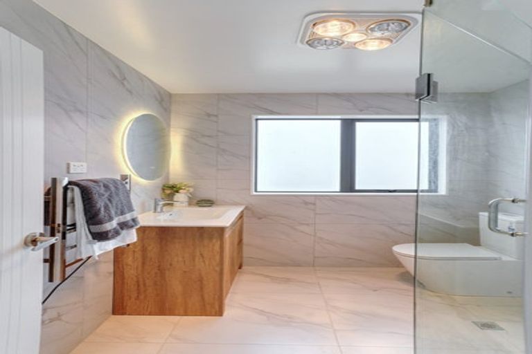 Photo of property in 4b Unsworth Drive, Unsworth Heights, Auckland, 0632