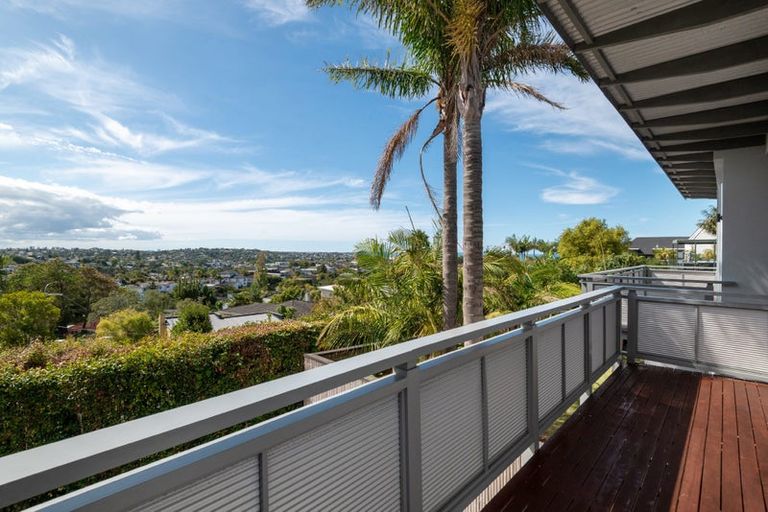 Photo of property in 1/598 Beach Road, Rothesay Bay, Auckland, 0630
