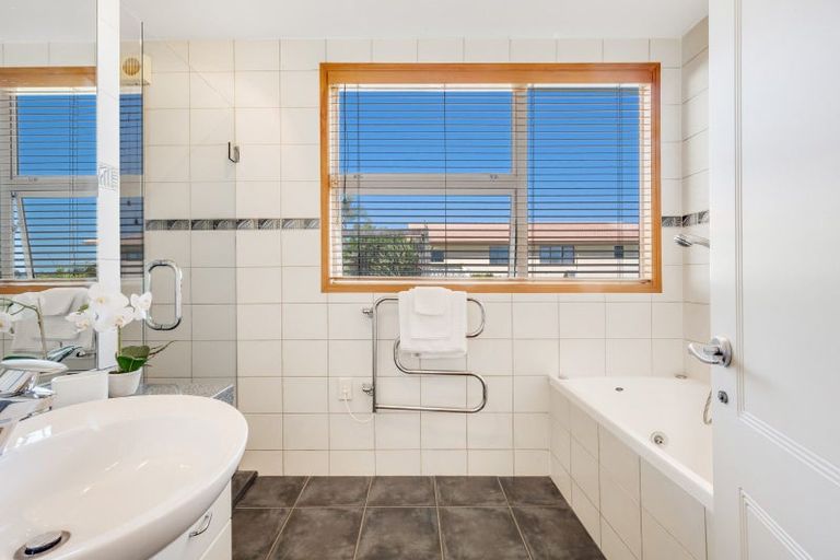 Photo of property in 33 Takutai Avenue, Half Moon Bay, Auckland, 2012