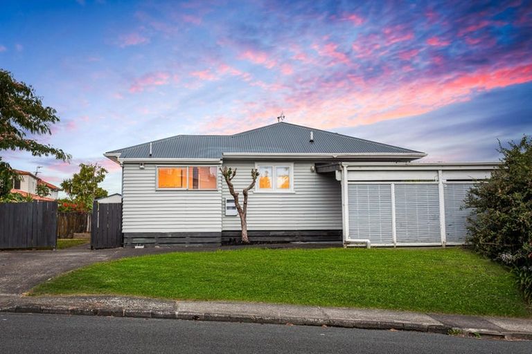 Photo of property in 6 Crompton Road, Massey, Auckland, 0614