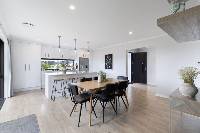 Photo of property in 202 Pacific Drive, Fitzherbert, Palmerston North, 4410