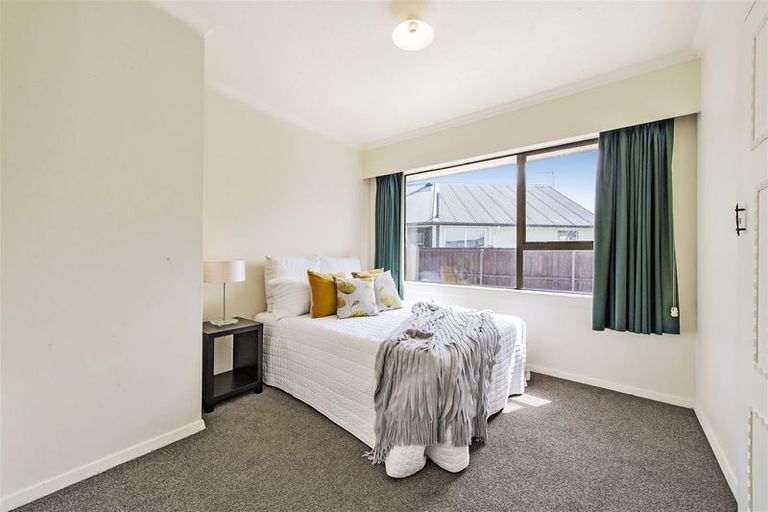 Photo of property in 33 Farquhars Road, Redwood, Christchurch, 8051