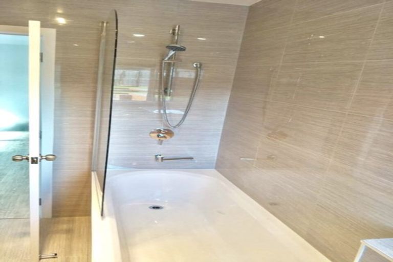 Photo of property in 17 Manhattan Heights, Glendene, Auckland, 0602