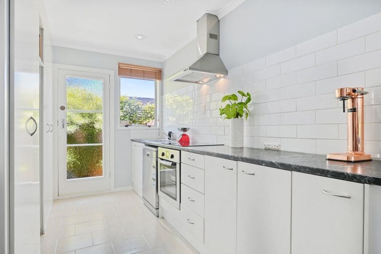 Photo of property in 2/98 Holly Road, St Albans, Christchurch, 8014