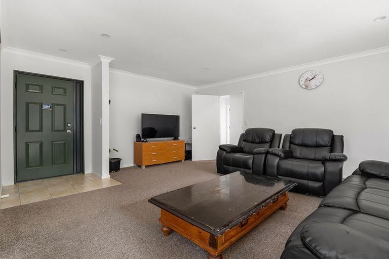 Photo of property in 11 Saralee Drive, Manurewa, Auckland, 2105