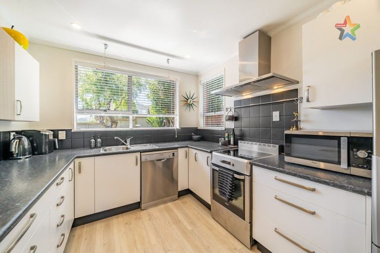 Photo of property in 8 Summit Road, Fairfield, Lower Hutt, 5011