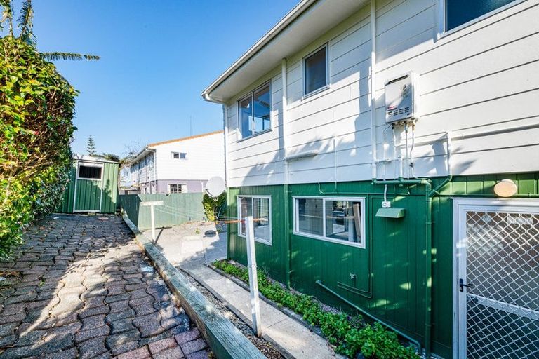 Photo of property in 41 Kohekohe Street, New Lynn, Auckland, 0600