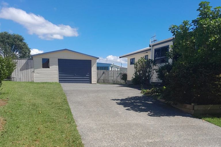 Photo of property in 25 Bermuda Place, One Tree Point, 0118
