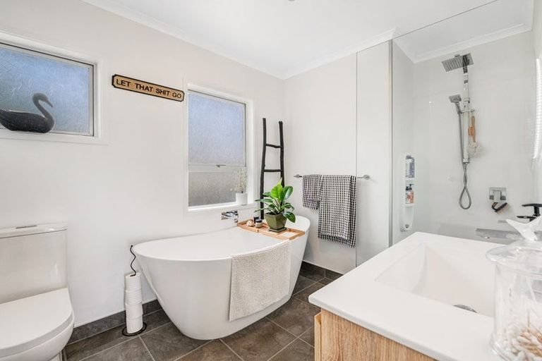 Photo of property in 12 Makiri Street, Helensville, 0800