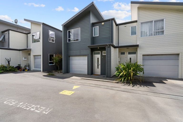 Photo of property in 12/3 Severn Street, Island Bay, Wellington, 6023